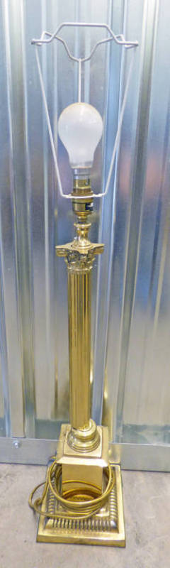 20TH CENTURY BRASS TABLE LAMP WITH CORINTHIAN COLUMN,