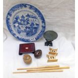 CHINESE CLUE & WHITE PLATE, 2 HARDSTONE EGGS,