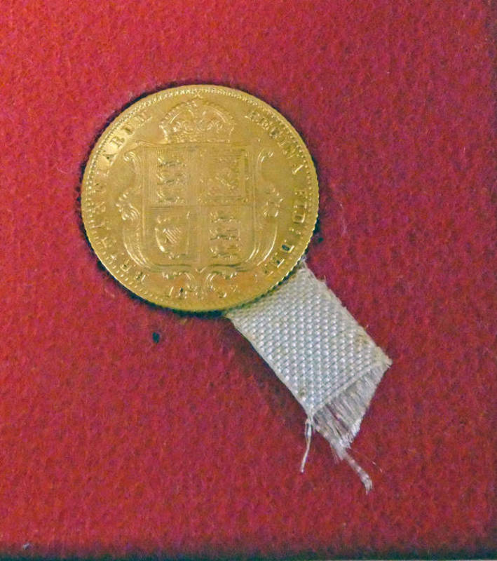 1892 VICTORIAN SHIELD BACK HALF SOVEREIGN IN CASE