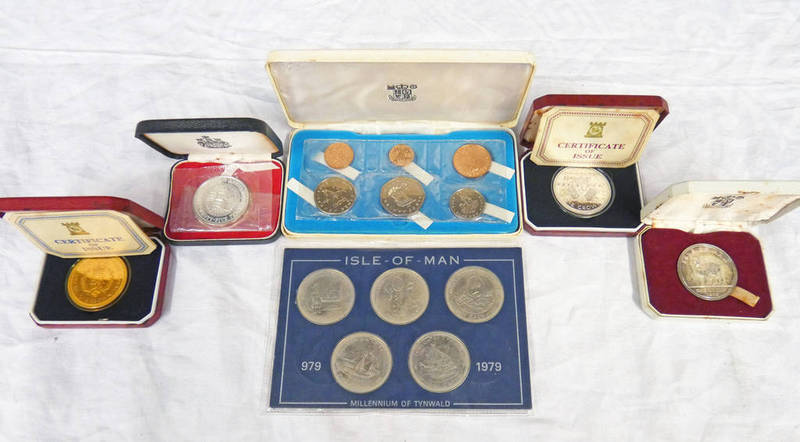 1971 ISLE OF MAN DECIMAL PROOF SET CASED, 1972 ISLE OF MAN TWENTY-FIVE PENCE CASED,