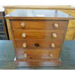 MAHOGANY TABLE TOP CHEST OF 4 DRAWERS ON PLINTH BASE