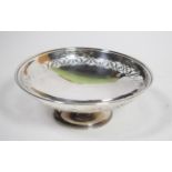 A silver pedestal bowl, Barraclough & Sons, Chester 1923, with pierced border 21cm diameter, 9.5ozt