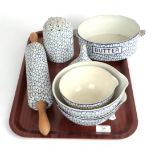 ^ A tray of Maling Cobblestone pattern kitchenalia to include three mixing bowls; a twin-handled