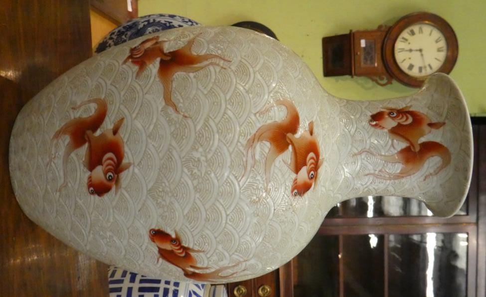 A Chinese porcelain carved vase decorated with fish - Image 5 of 7