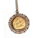 Edward VII gold sovereign 1902, in 9 carat gold frame, conforming neck chain