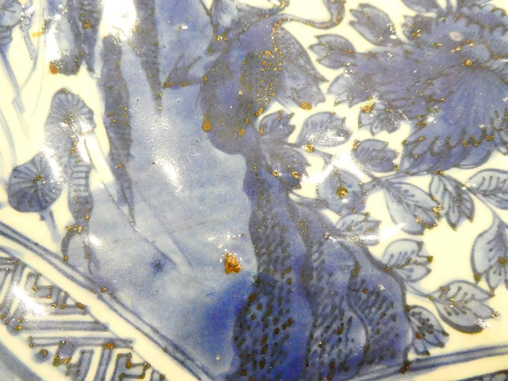 A Chinese Kraak Porcelain Dish, late Ming Dynasty, circa 1720, typically painted in underglaze - Image 4 of 4