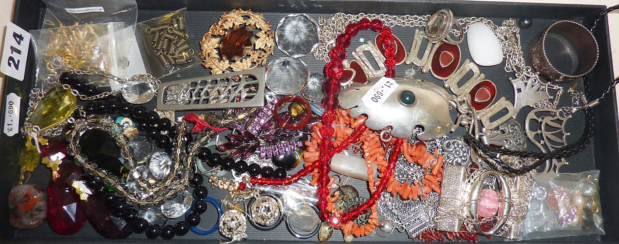 Tray of vintage jewellery