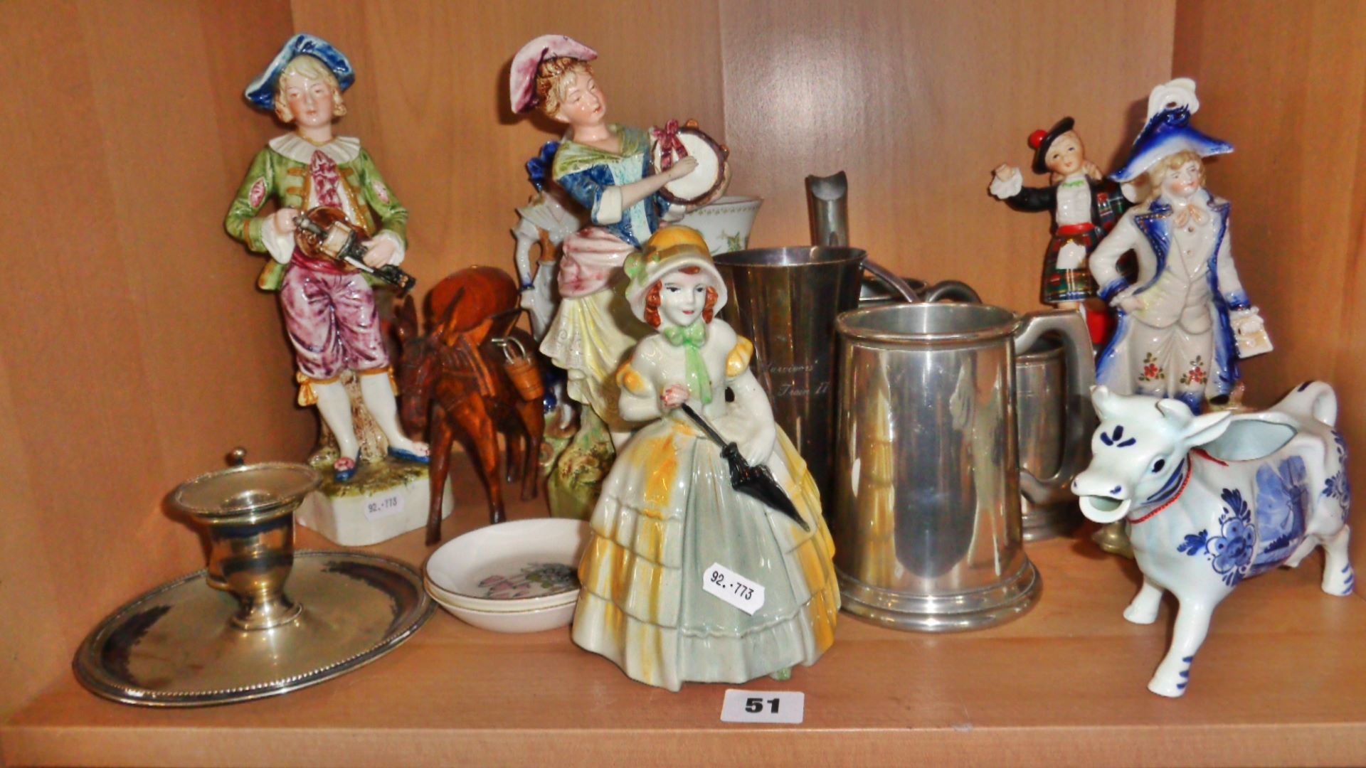 Porcelain figures and pewter tankards