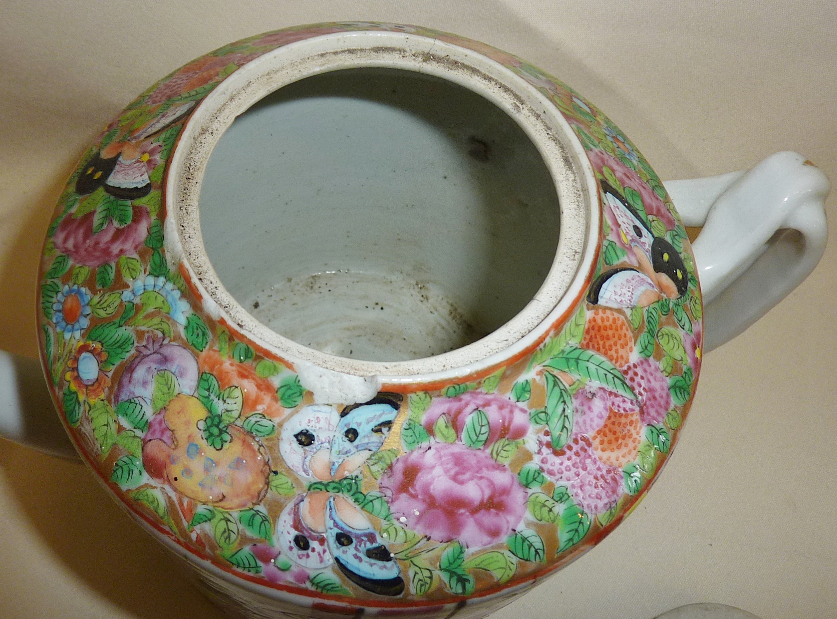 19th c. Chinese porcelain Famille Rose teapot (chips to rim) - Image 4 of 4