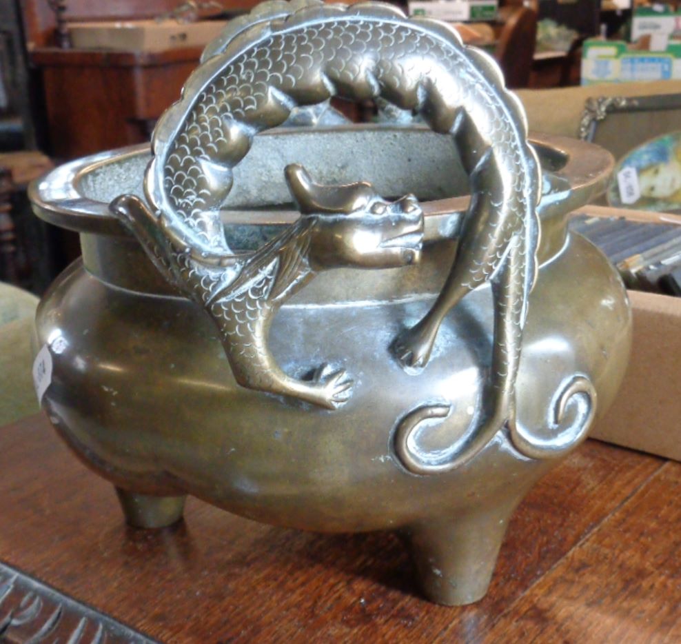 Chinese Qing bronze censer with dragon handles and tripod feet and impressed Xuande character - Image 5 of 7