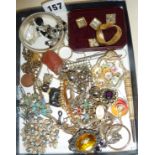 Assorted vintage jewellery
