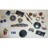 Good lot of vintage jewellery, some silver including micro-mosaic brooches, niello bracelet,