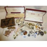 Good lot of vintage and older jewellery including antique Dieppe ivory and silver brooches (A/F),