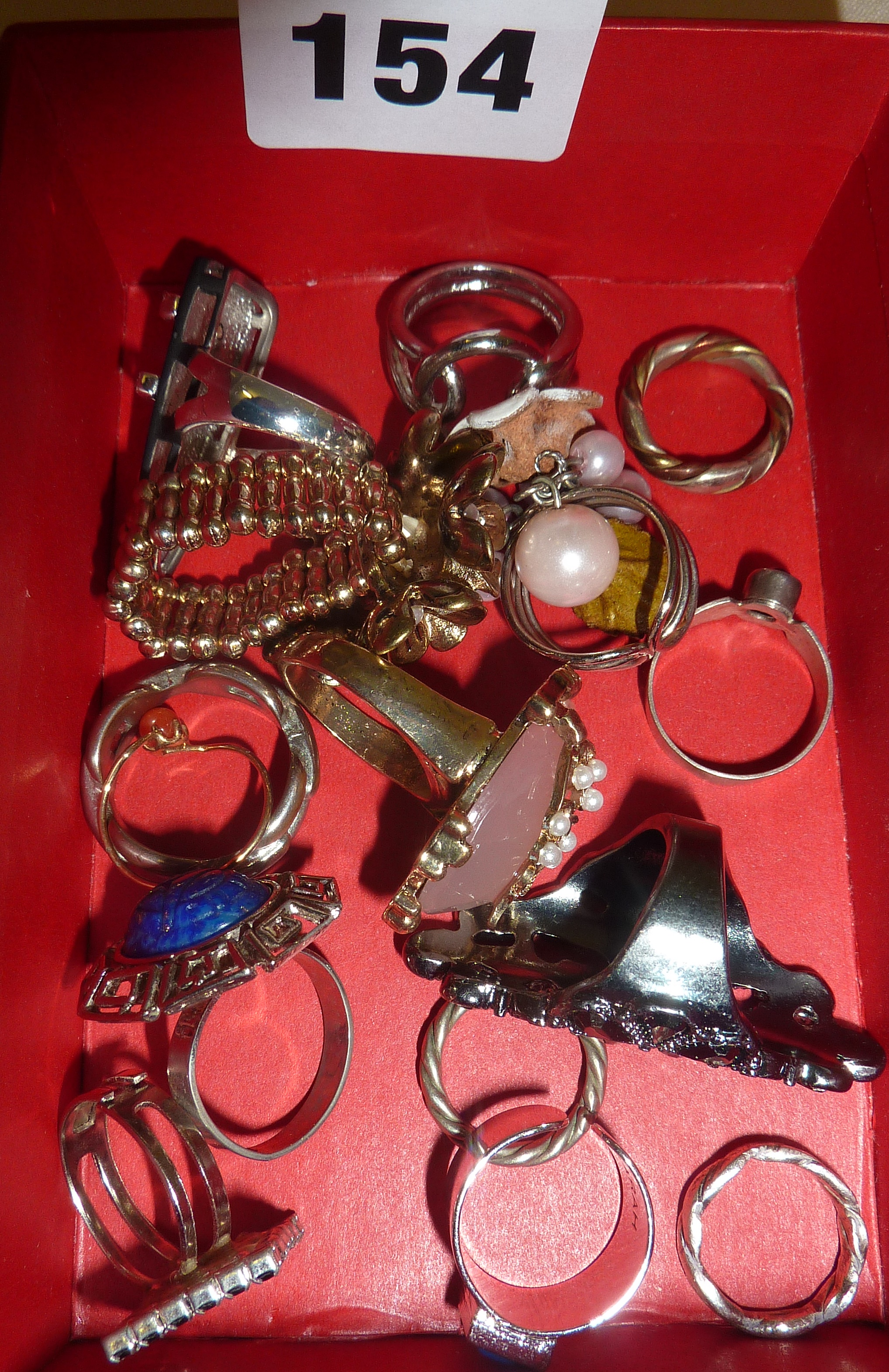 Box of costume jewellery rings (some vintage)