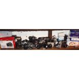 Large quantity of vintage and modern cameras, including Kodak, Pentax, Canon etc