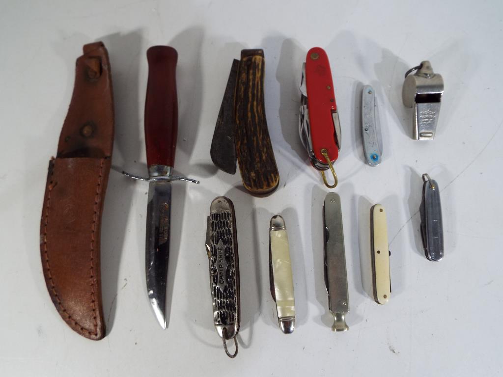 A collection of knives to include pipe smokers knife, penknives including Richards of Sheffield,