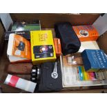 Photographic Equipment - a quantity of vintage cameras and photographic equipment to include a