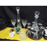 A wooden cased decanter holder with decanter stopper and six glasses also included in the lot is a