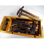 A box containing 25 metal and wood working tools (files, hammer,