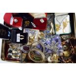 A good mixed lot of costume jewellery to include paired earrings, necklaces, brooches,