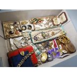 Vintage Jewellery - a large quantity of good quality vintage costume jewellery to include micro