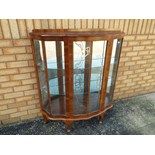 A mirror backed display cabinet with two shelves approx 118cm x 100cm x 34cm