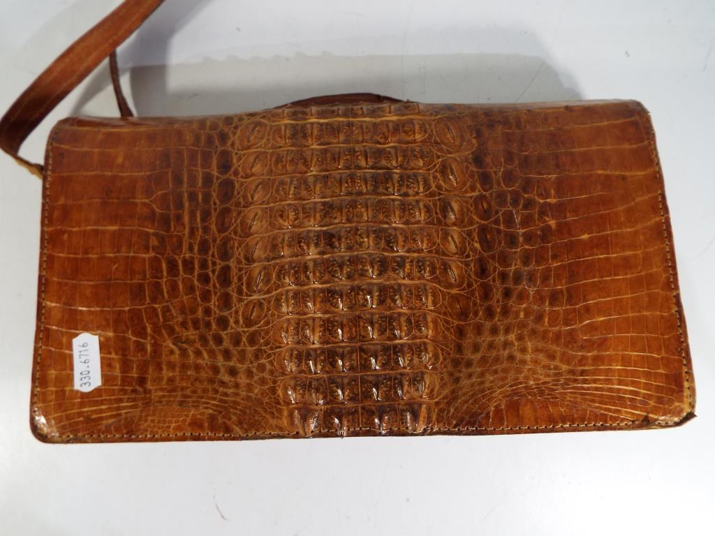 A good quality crocodile skin hand bag with internal zip compartment and strap measures - Image 2 of 4
