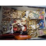 Vintage jewellery - a large quantity of vintage costume jewellery to include paired, earrings,