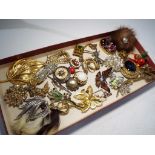Vintage Brooches - in excess of 30 vintage brooches, tie pins,