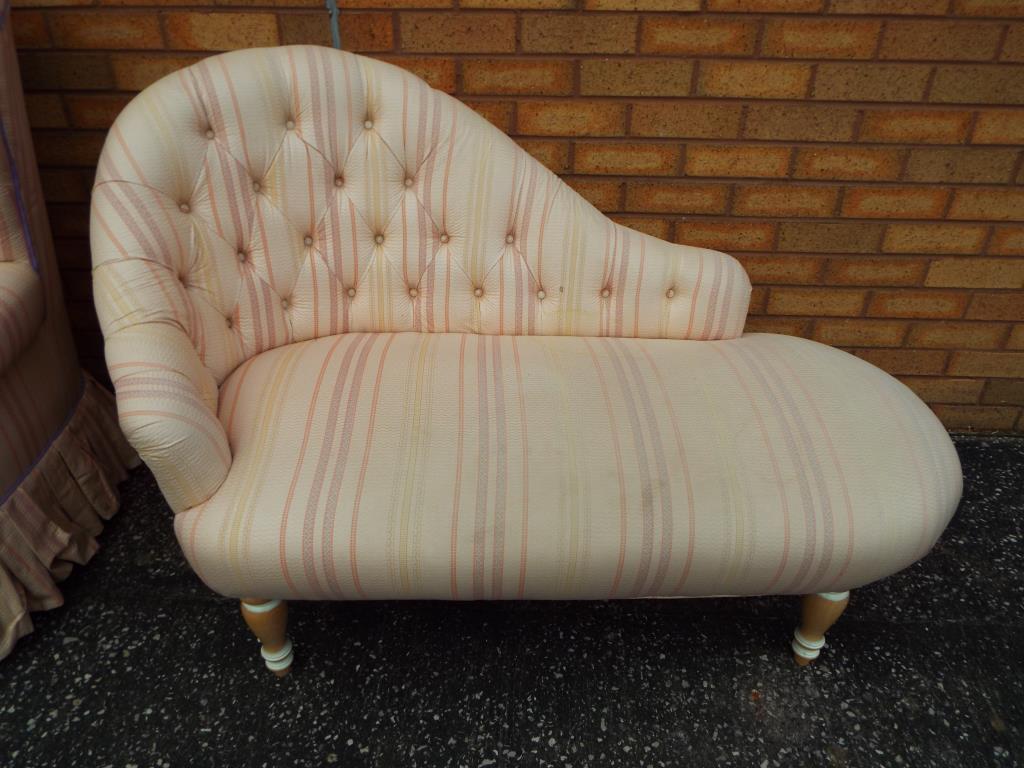 An upholstered chaise longue, approximately 86 cm x 140 cm x 78 cm, - Image 2 of 2