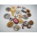 Brooches - twenty decorative vintage brooches to include a white metal brooch, unmarked,