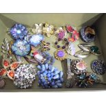 A lot consisting of 23 predominantly vintage brooches to include stone set, enamelled and similar.