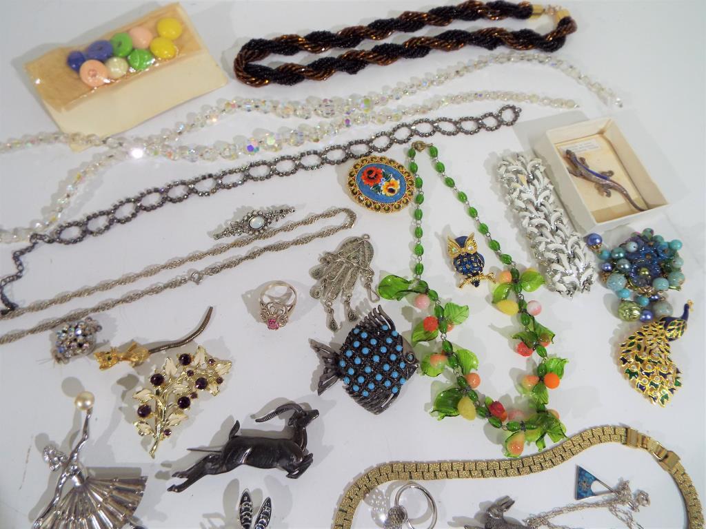A good mixed lot of vintage costume jewellery to include bracelets, brooches, necklaces and similar, - Image 3 of 3