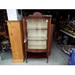 An Edwardian glass bow fronted display cabinet approx 133cm x 64cm x 40cm Est £40 - £60