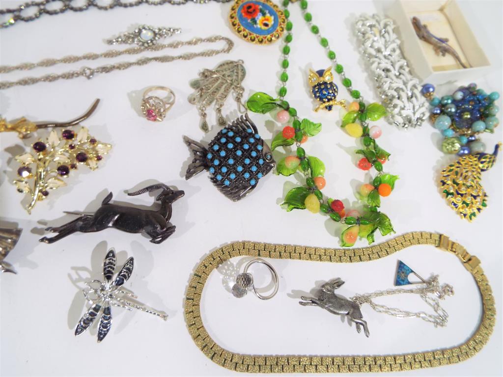 A good mixed lot of vintage costume jewellery to include bracelets, brooches, necklaces and similar, - Image 2 of 3