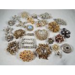 A collection of 25 vintage brooches, various designs to include floral, bar brooch,