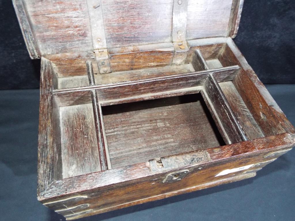 A hinge-lidded oak chest with fitted interior, approx 16 cm x 34 cm x 21. - Image 2 of 3