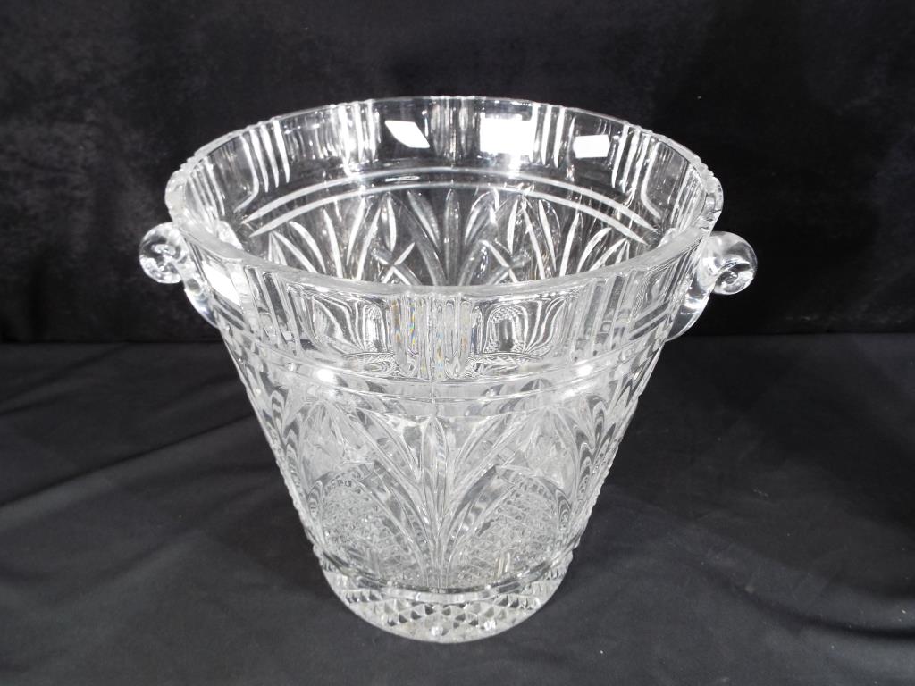 Shannon Crystal - a large crystal ice bucket 26 cm (h) x 25 cm (d) and a large glass lidded urn 56 - Image 2 of 3