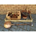 A quantity of metal ware to include a brass fire fender, jugs, horse brasses,