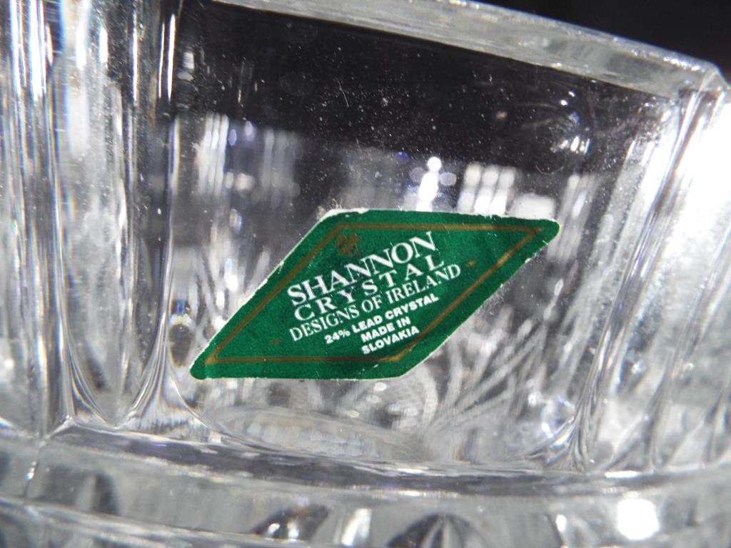 Shannon Crystal - a large crystal ice bucket 26 cm (h) x 25 cm (d) and a large glass lidded urn 56 - Image 3 of 3