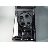 A black gloss automatic watch winder (Bedienungsanleitung) with cable,