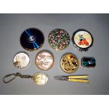 A small lot of collectable items to include Stratton powder compacts, Stratton pill box,