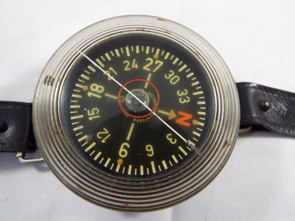 German World War Two (WWII) bakelite cased, liquid filled Kadlec AK39 Luftwaffe pilot's compass, - Image 2 of 3