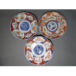 Three Oriental plates with scalloped edges and floral decoration, approximately 22 cm [d].