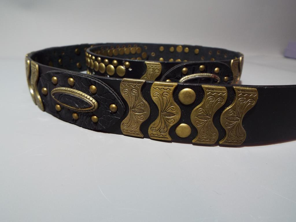 Vera Pelle - a good quality leather belt with yellow metal detailing marked verso Vera Pelle 100 cm - Image 2 of 3