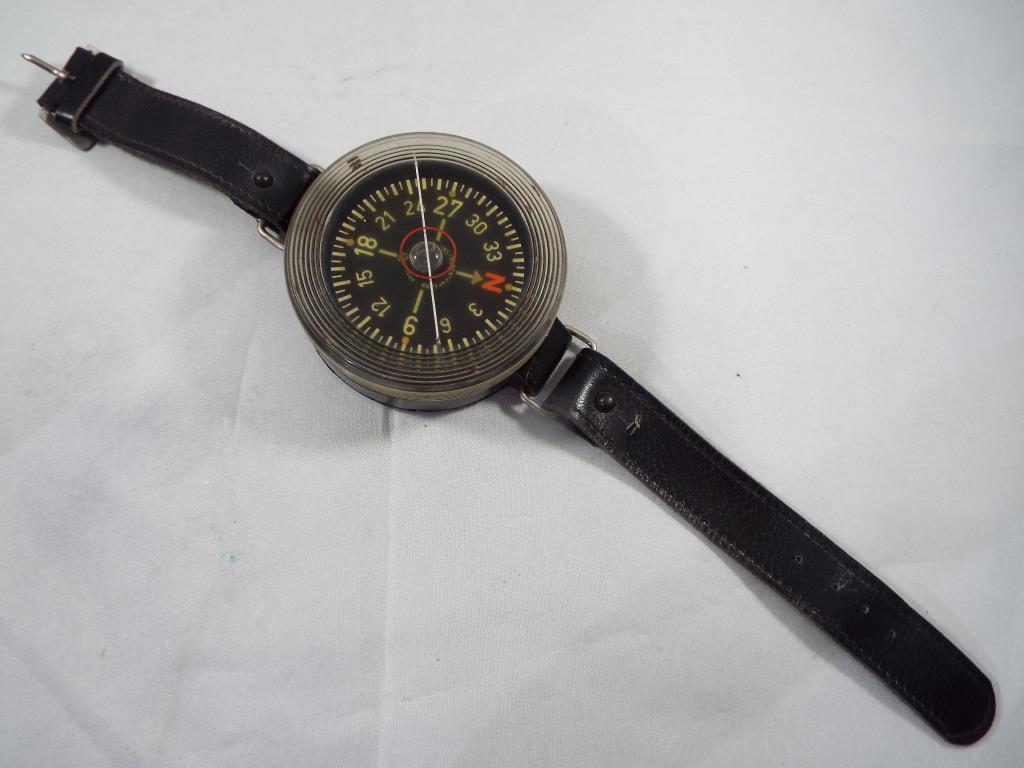 German World War Two (WWII) bakelite cased, liquid filled Kadlec AK39 Luftwaffe pilot's compass,