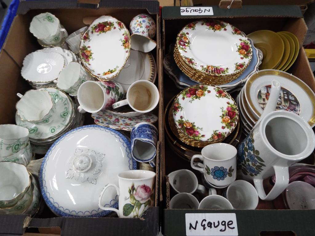 A mixed lot of ceramics to include Wellington China, Royal Albert Old Country Roses,