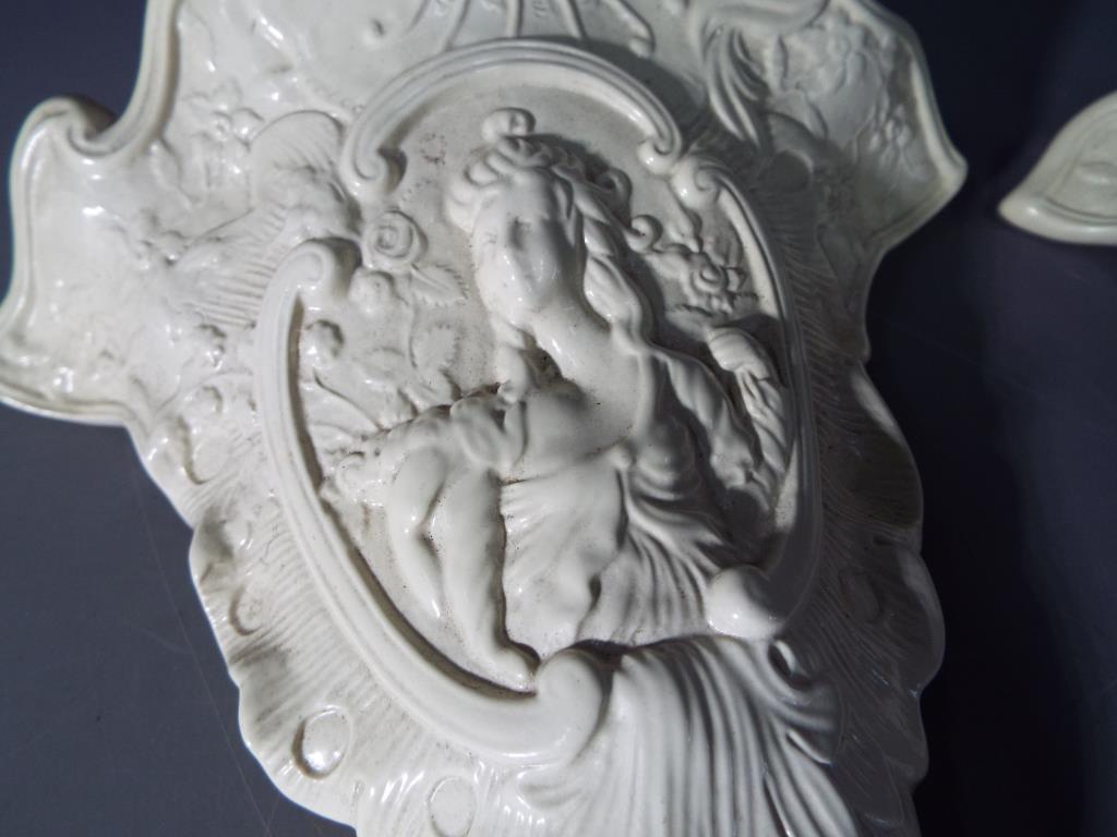 A pair of Wedgwood Cornucopia wall plaques - Image 2 of 3