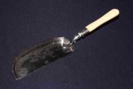 Edwardian silver crumb scoop with engraved decoration,