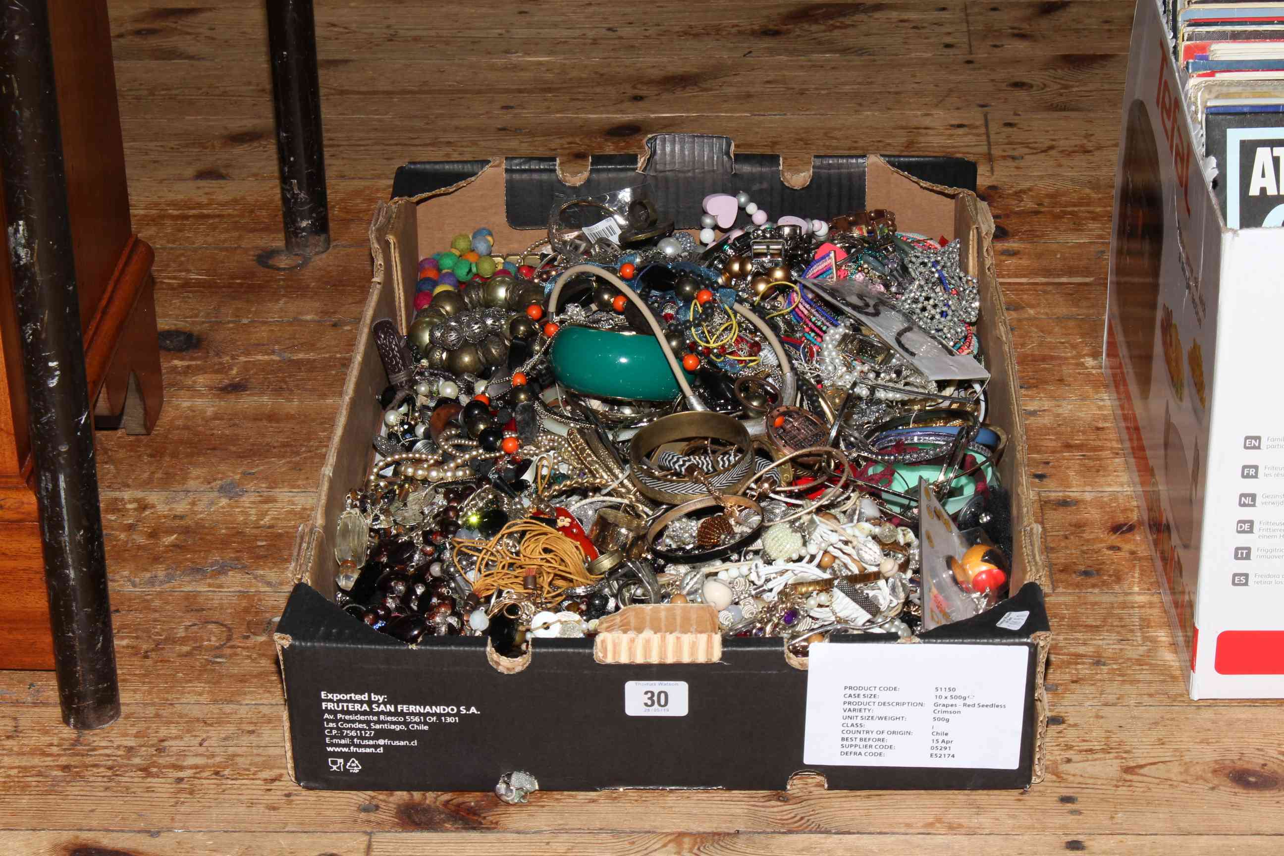 Box of costume jewellery.